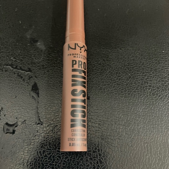 NYX Pro Fix Stick Color Correcting Concealers - Picture 6 of 11